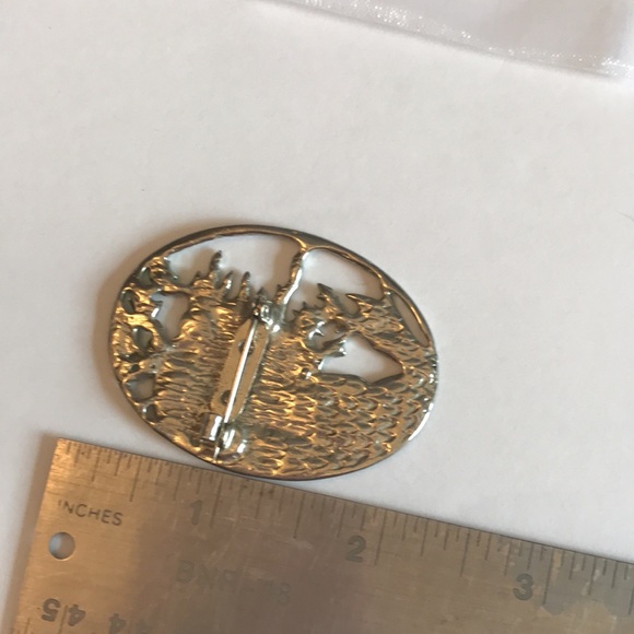 Oval Windblown Lady Brooch Silvertone Free Spirited Woman - Picture 4 of 4